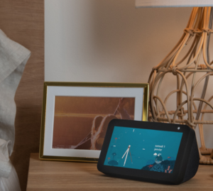 Amazon Echo Show 5 : un parfait réveil pour votre table de nuit