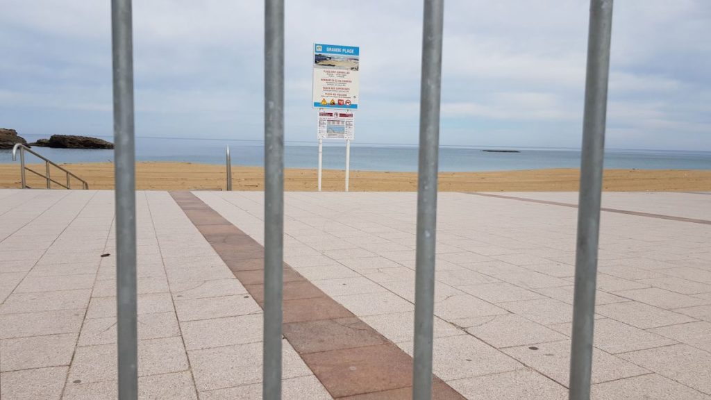 La grande plage de Biarritz déserte pendant le confinement
