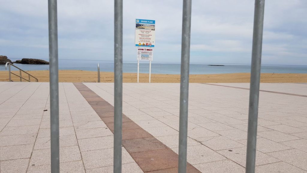 La grande plage de Biarritz déserte pendant le confinement 