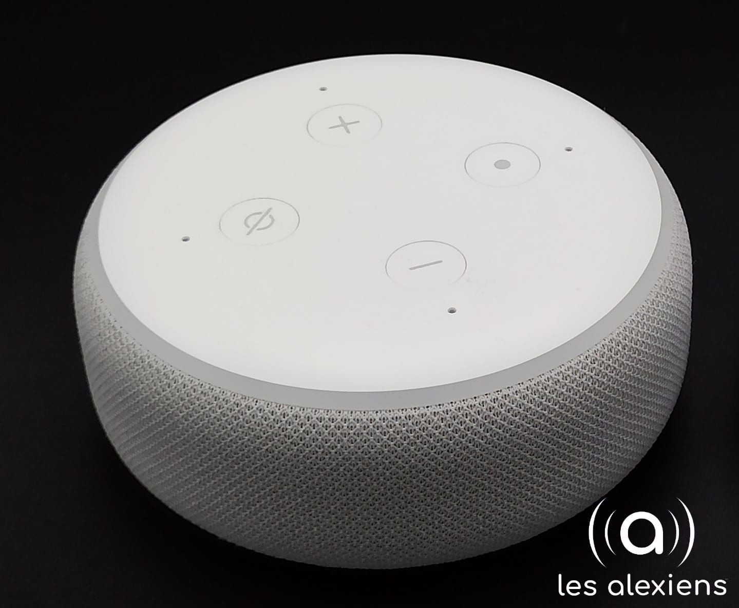 Une enceinte connectée Alexa d' suggère à une fillette de jouer  avecune prise électrique 