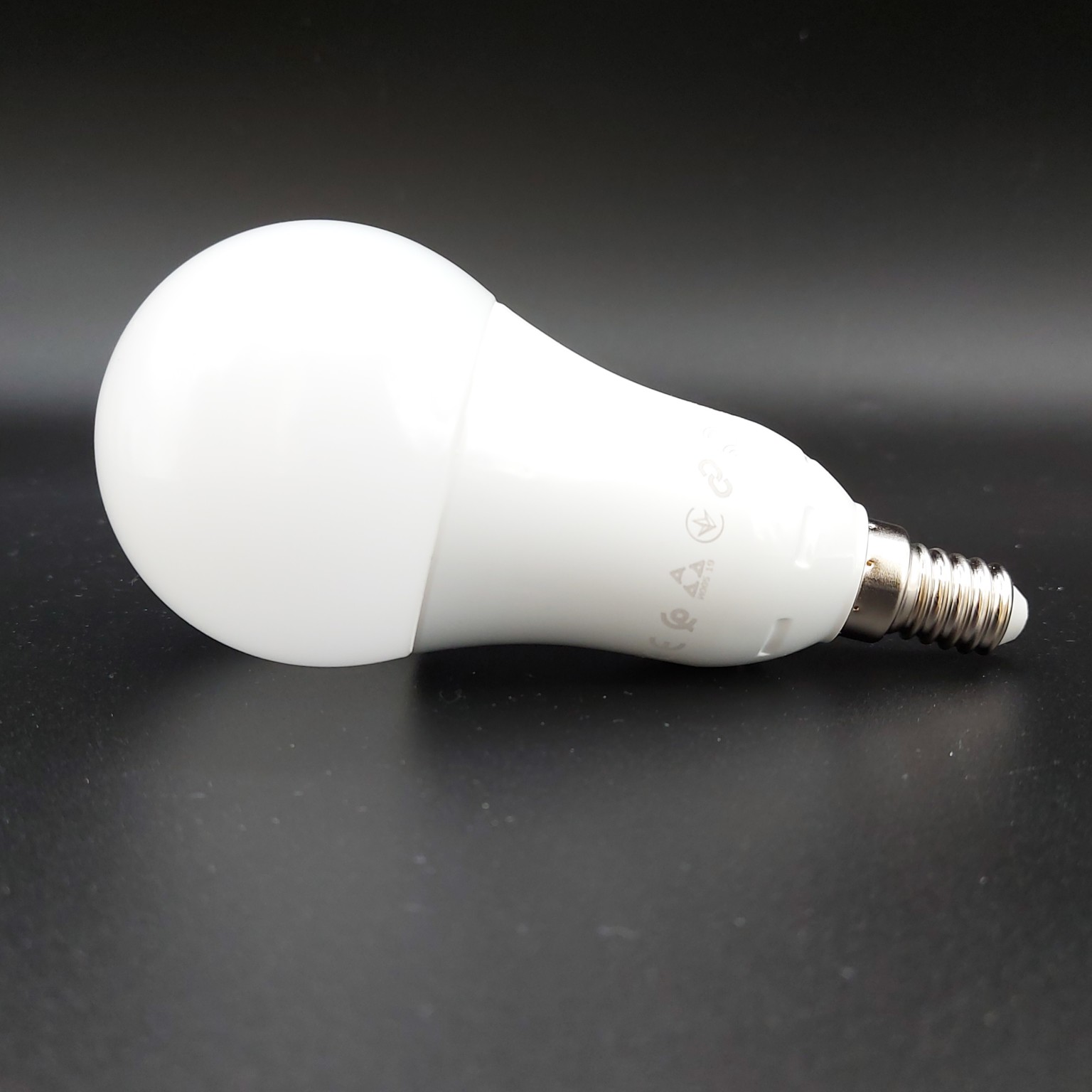 [TEST] IKEA TRÅDFRI LED E14 : l'ampoule ZigBee multicolore de 600 lm