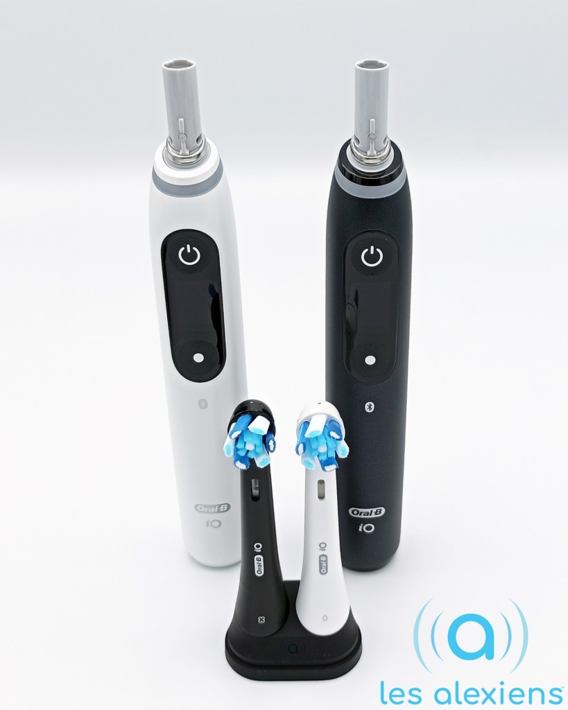 Brosses à dents Oral-B iO Series 8 Duo : une blanche et une noire onyx