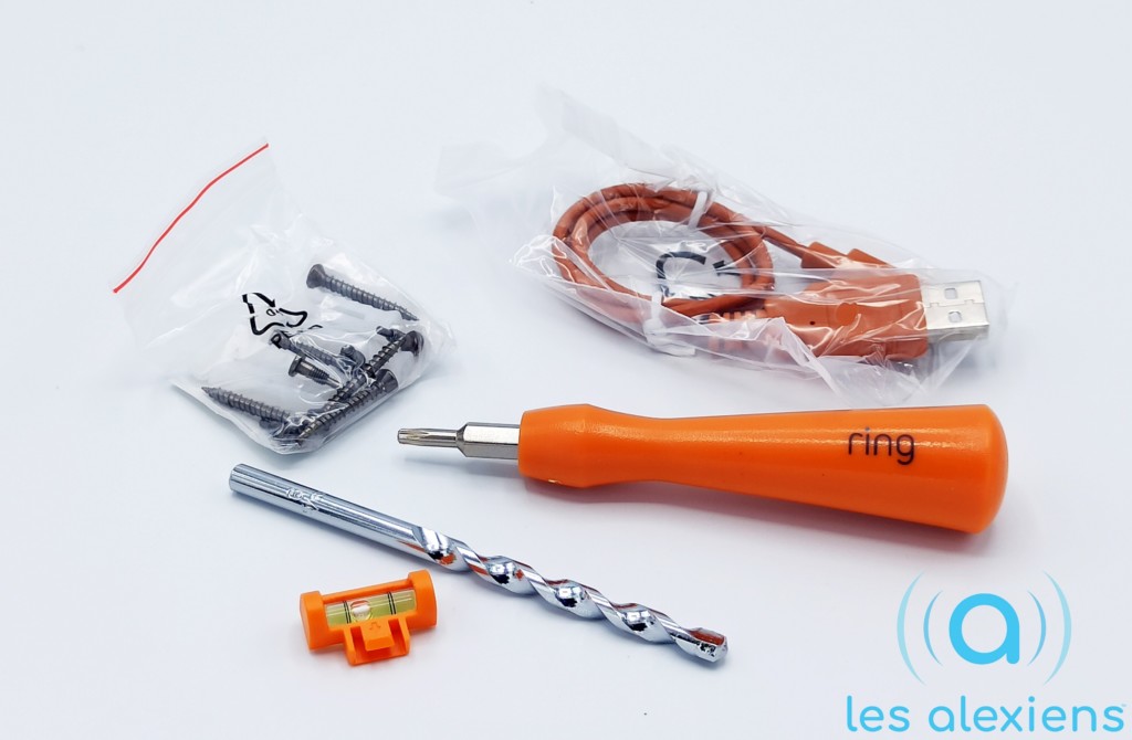 Tous les outils sont fournis pour installer votre sonnette Ring ! - © Les Alexiens