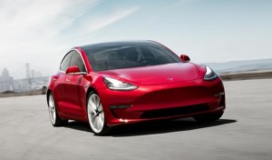 Une voiture Tesla Model 3 avec Ring Car Connect