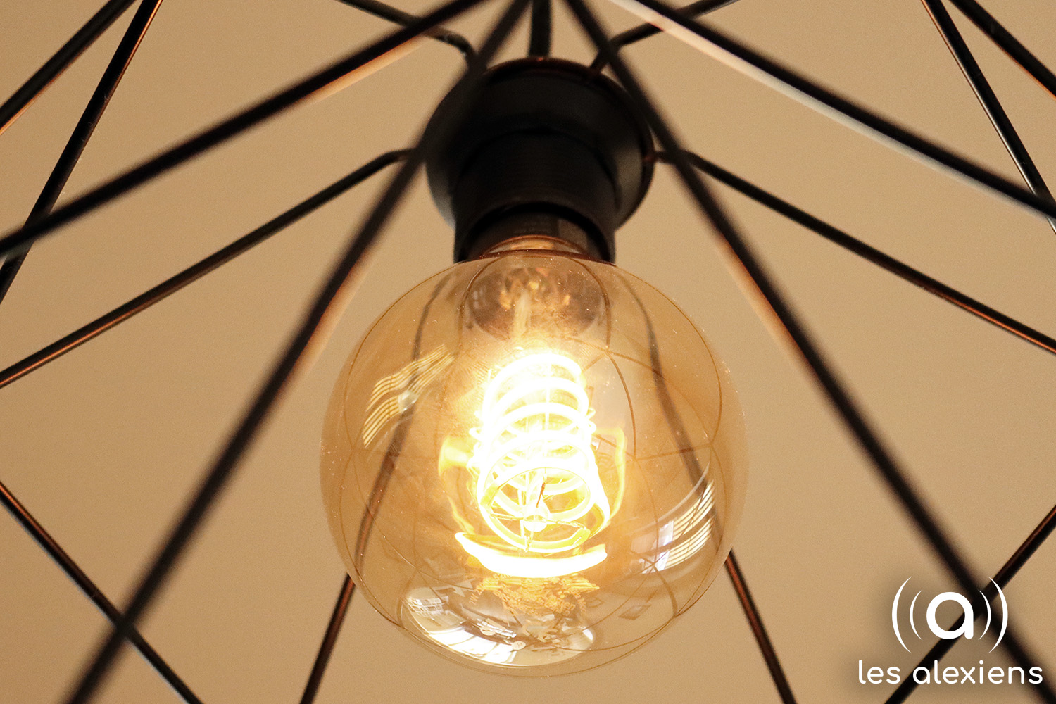 Test Philips Hue White Filament E27 : une ampoule vintage très tendance –  Les Alexiens