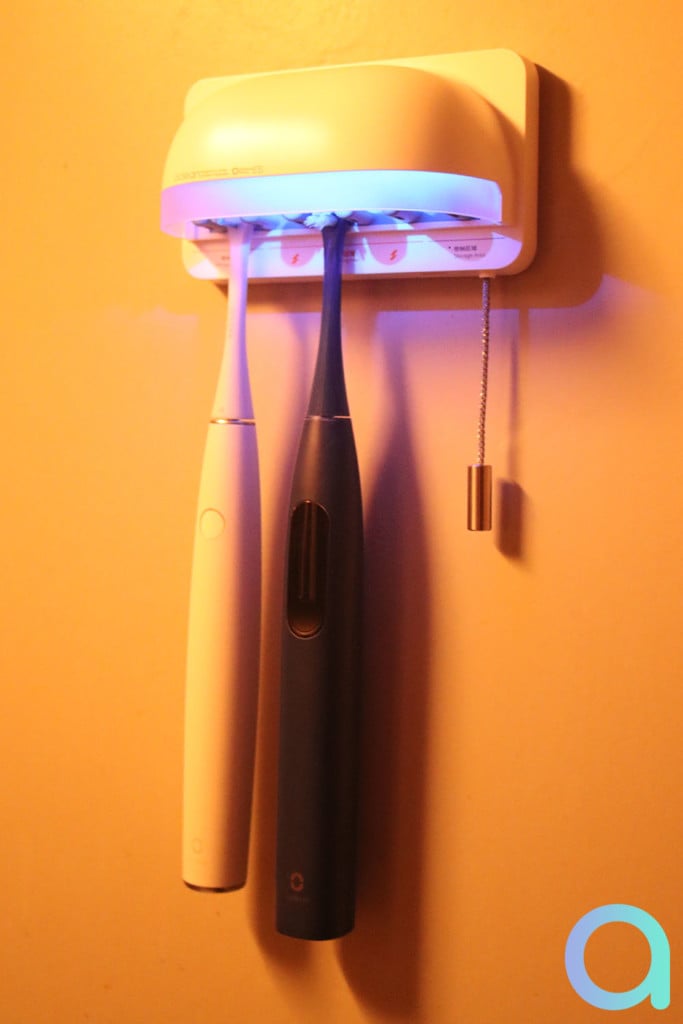 Le stérilisateur UVC pour brosses à dents en fonctionnement