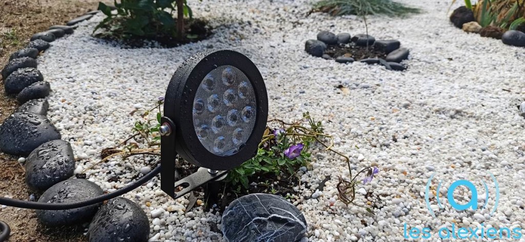 La lampe d'extérieur Gledopto ZigBee dans un jardin japonais connecté