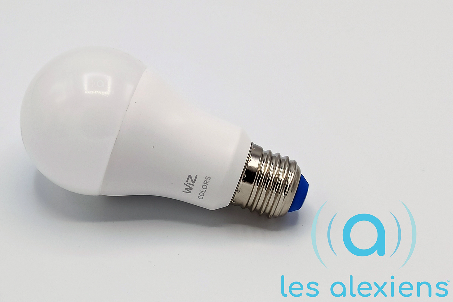 Test WiZ Colors E27 A60 : l'ampoule connectée qui se la joue