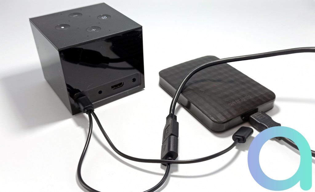 Branchement du câble OTG sur Fire TV Cube - © Les Alexiens