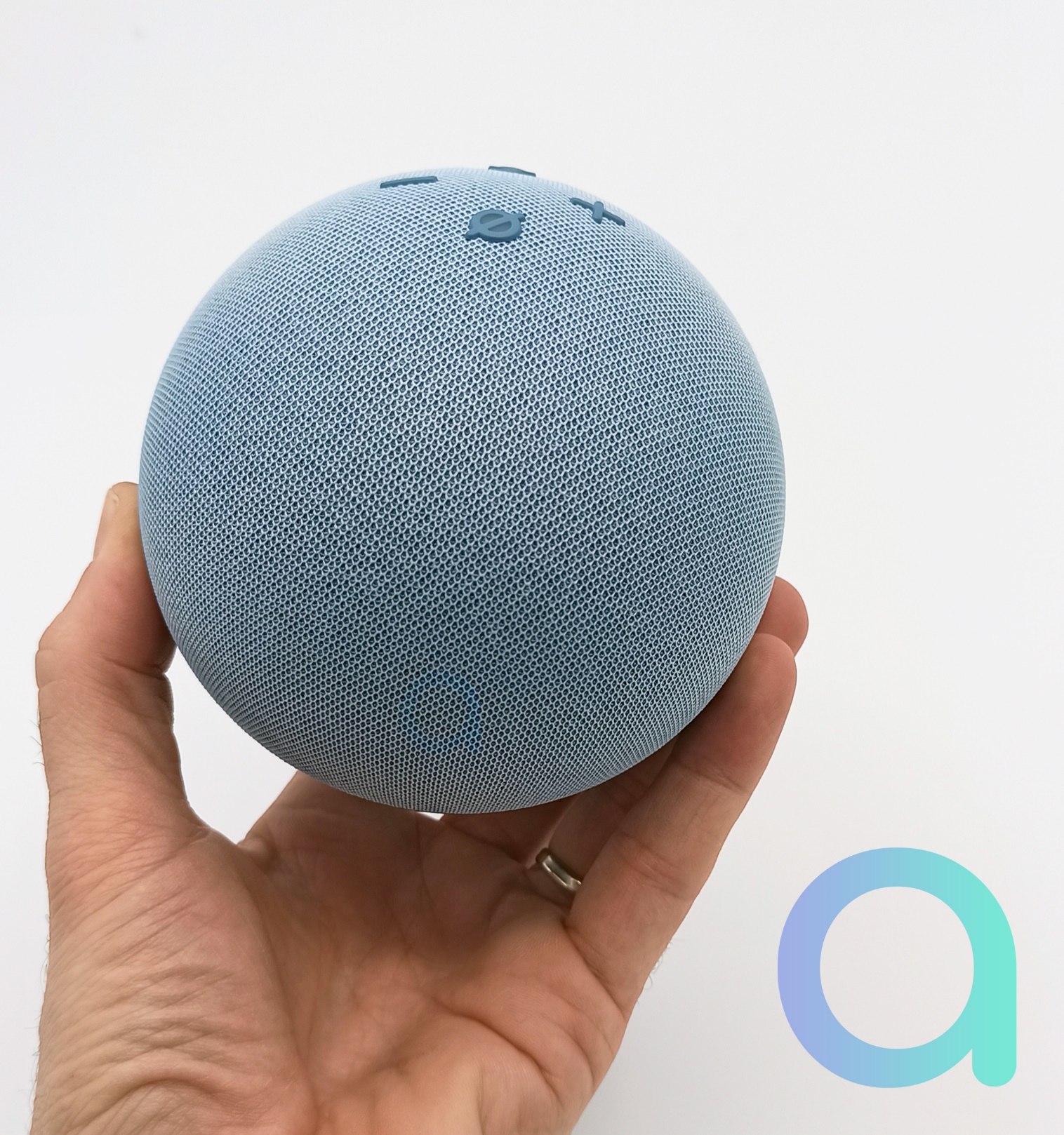 Une enceinte connectée Alexa d' suggère à une fillette de jouer  avecune prise électrique 