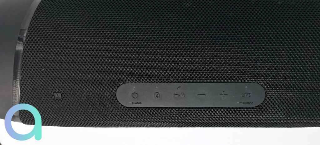 Les boutons de contrôle de l'enceinte Bluetooth étanche de Sony