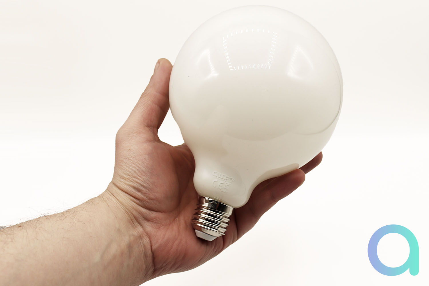 Test Calex Smart Globe Lamp : une ampoule connectée séduisante – Les  Alexiens