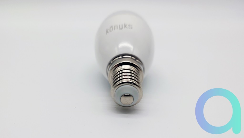 Une ampoule connectée avec culot E14 de la marque Konyks