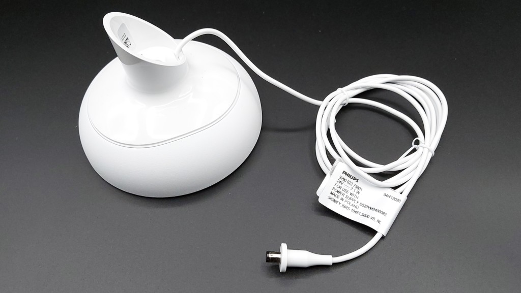 Dessous en bi-matière platique et métal de la lampe Philips Hue Bloom avec son cordon d'alimentation de 2 mètres se terminant par la prise DC