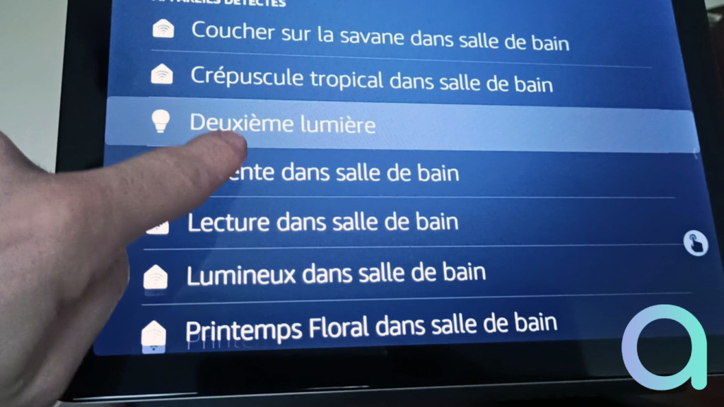 Ecran Echo show deuxième génération avec intégration de l'ampoule LIVARNO LUX GU10 en tant que deuxième ampoule