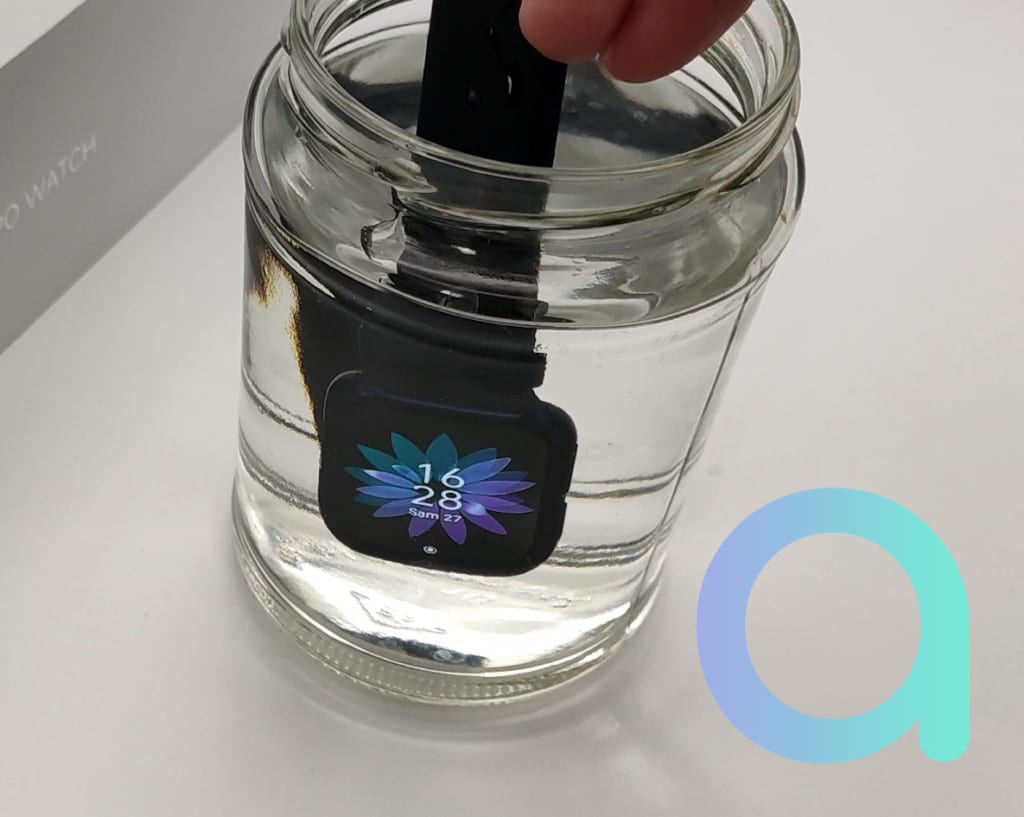 Test d'immersion dans un verre d'eau de montre connectée Oppo Watch LTE