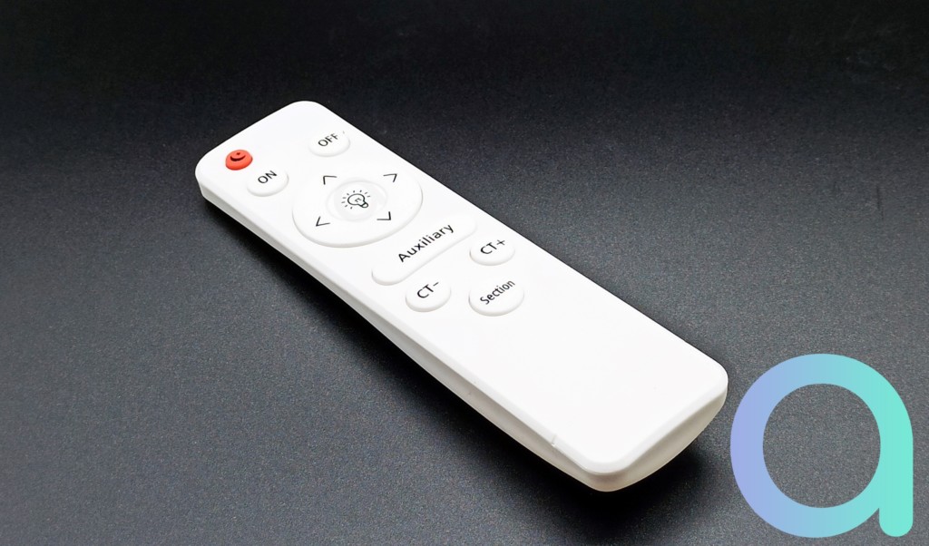 dessus de la télécommande fournie avec le pladfonnier connecté Wi-Fi AQOTER