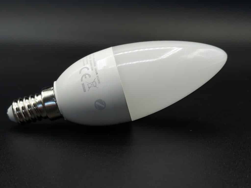 Ampoule connectée E14 Innr avec flux lumineux de 470 lm