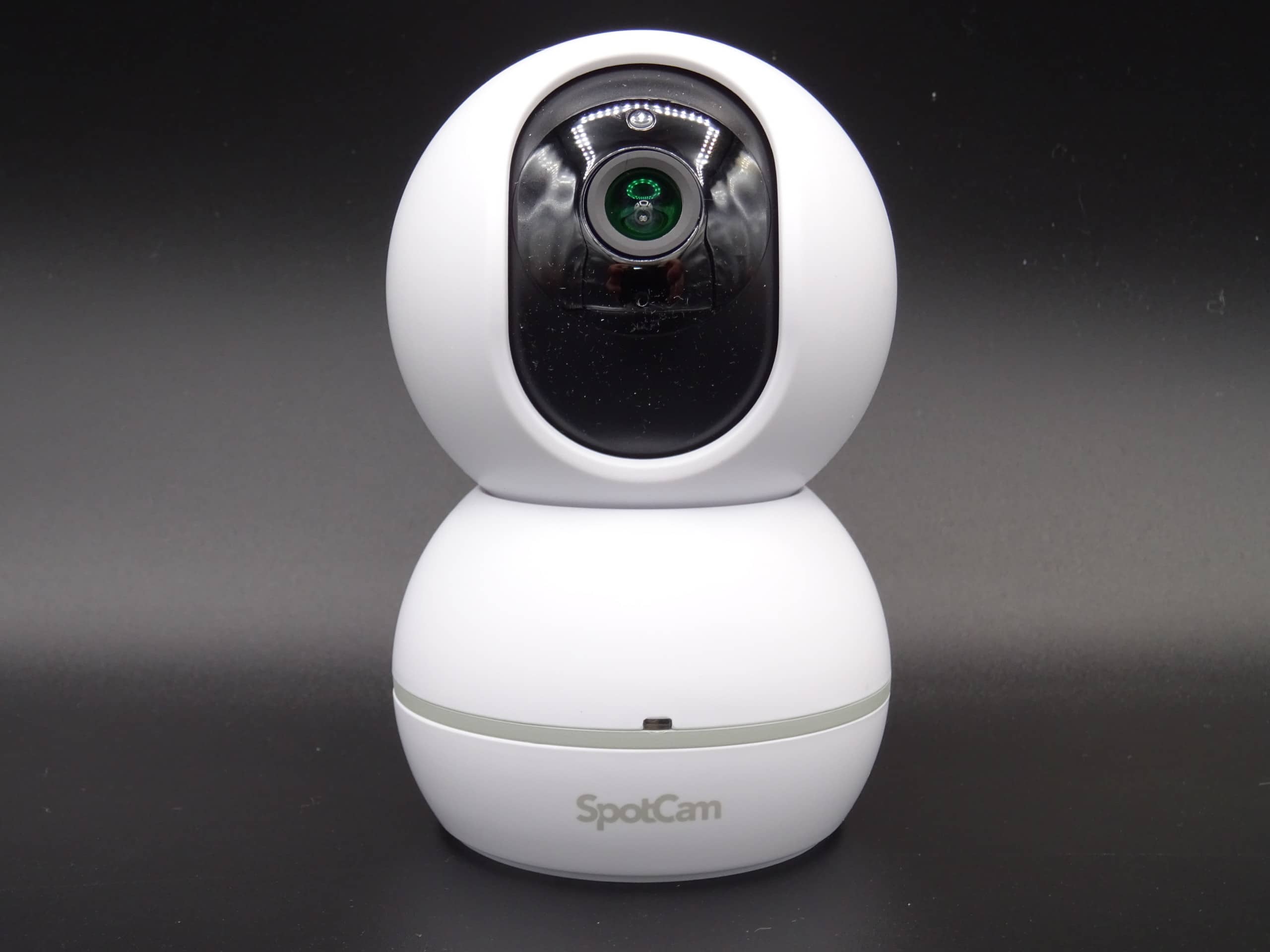 La petite caméra d'intérieur rotative à 360° à l'horizontale compatiible avec les assistants vocaux Spotcam