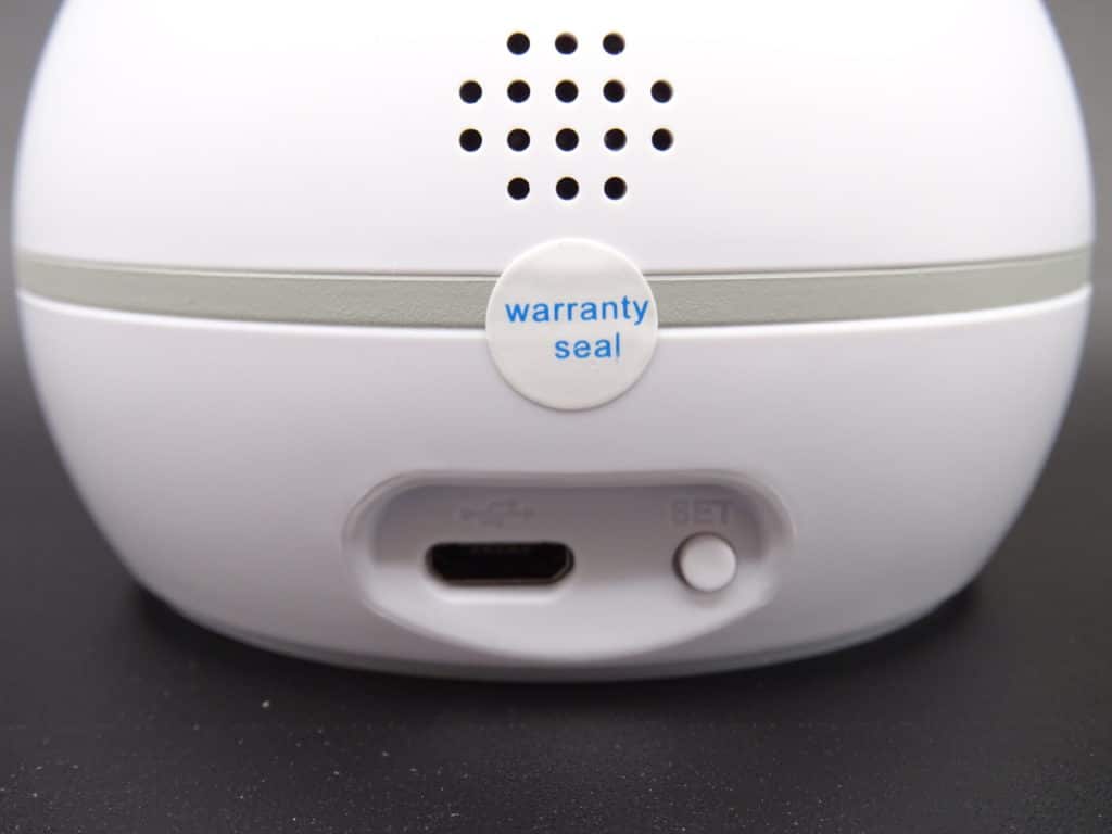prise USB, bouton reset et au dessus le haut parleur de la caméra d'intérieur Spotcam Eva 2
