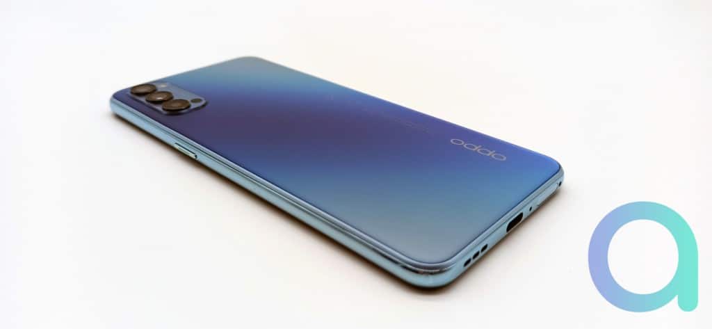 Smartphone couleur Bleu Galactique Reno4 d'OPPO compatible réseau 5G