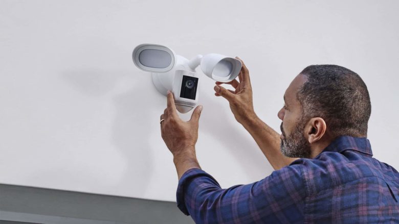 Amazon présente sa nouvelle caméra extérieure Ring Floodlight Cam Wired Pro