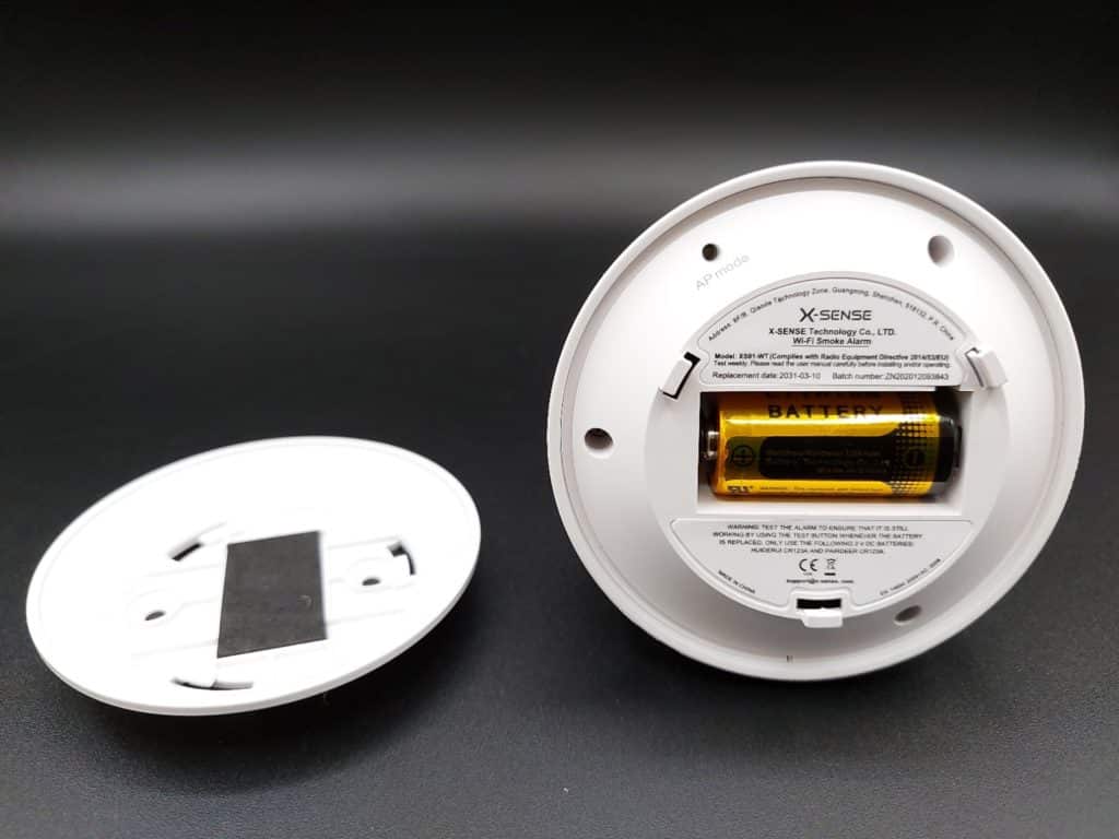 Logement de la pile CR123A fournie avec le détecteur de fumée connecté X-Sens