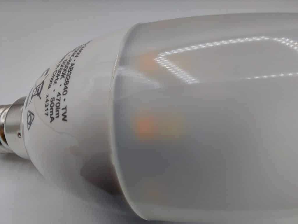 Le globe légèremet translucide de l'ampoule Osram Smart + laisse apparaitre les LED à l'ntérieur