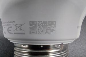 QR code sur le corps de l'ampoule E27 Innr Wi-Fi White & colour pour appariement