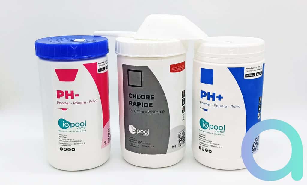 Contenu du pack de l'analyseur EcO Iopool 1 kg de : pH+, pH -, chlore rapide et 1 pelle