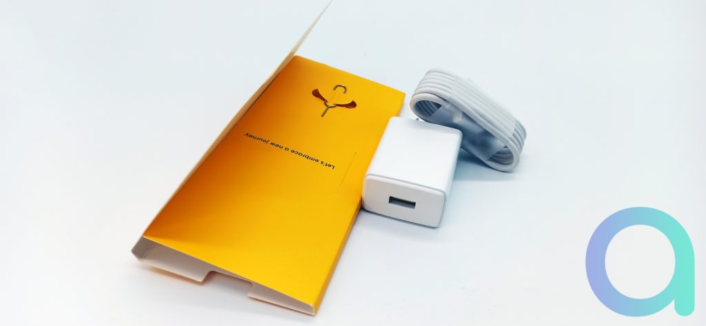 Accessoires fournis avec le Smartphone Realme C21 : outil pour l'ouverture et chargeur avec cable USB