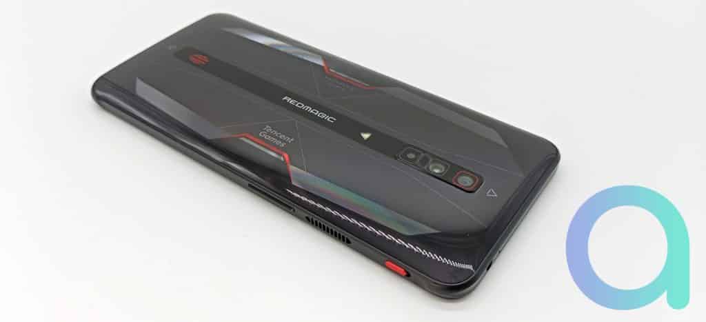 face arrière du smatphone Nubia RedMagic 6 avec ses 3 capteurs et son flash triangulaire