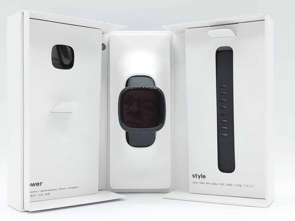 La montre Fitbit Versa 3 est présentée dans un coffret en tryptique