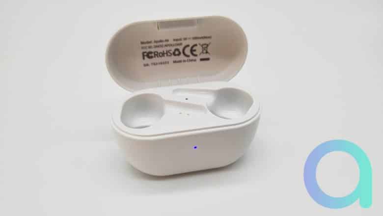 Les écouteur inta Tronsmart Appolo Air sont tenus magnétiquement dans leur coffret pendant le rechargement