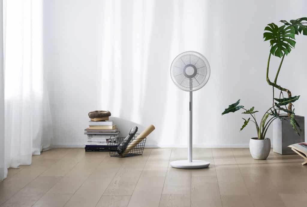 Un ventilateur connecté Xiaomi Home dans un séjout moderne