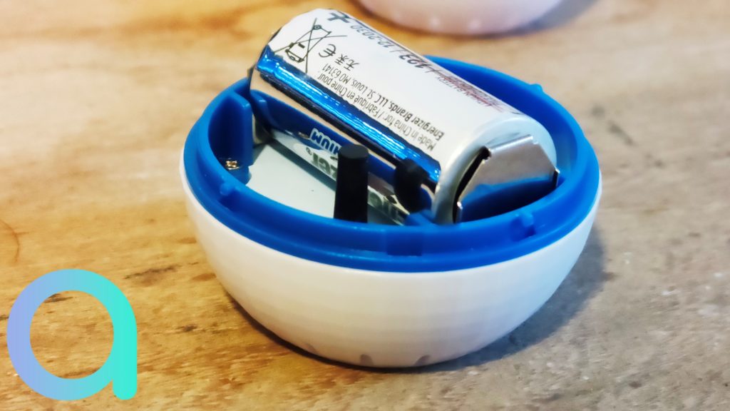 L'intérieur du thermomètre/hygromètre Shelly comporte outre la pile mais également le bouton d'appairage
