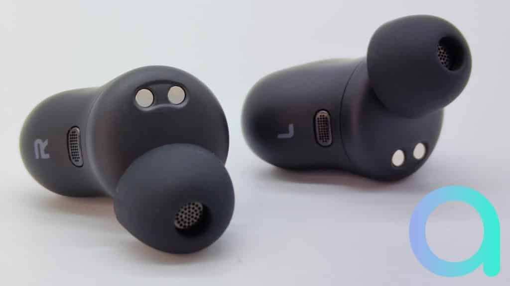 Sur la partie intermdiaire des écouteurs intra auriculaires Redmi Buds 3 Pros, vous avez les 2 contacteurs pour le rechargement