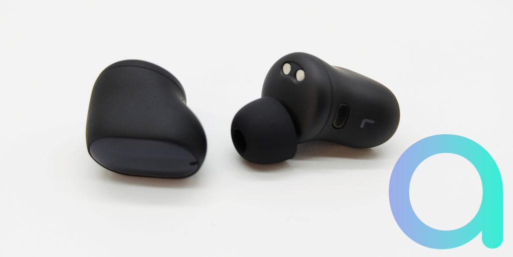 Compact mais avec une partie intermédiaire un peu imposante les écouteurs Redmi Buds 3 Pro sont sympathiques