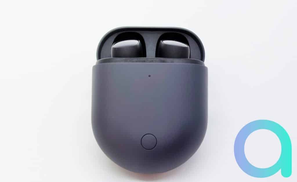 Les écouteurs intra auriculaires Redmi Buds 3 Pro bleu foncé dans leur boitier de rechargement