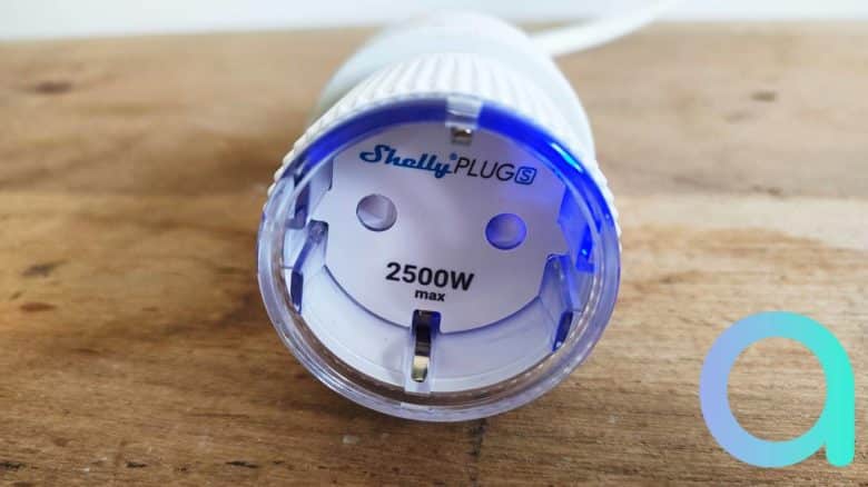 En s'illuminant en bleu la prise Shelly Plug S indique qu'elle est en train de s'appairer