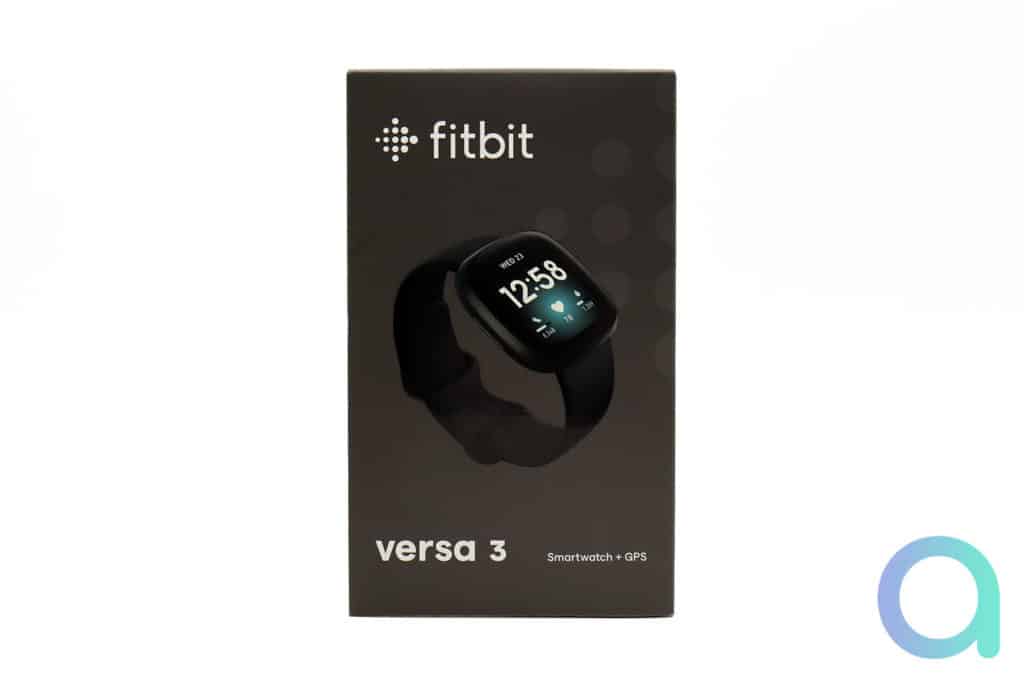 Une sleeve présente la montre connectée Fitbit Versa 3 avec GPS