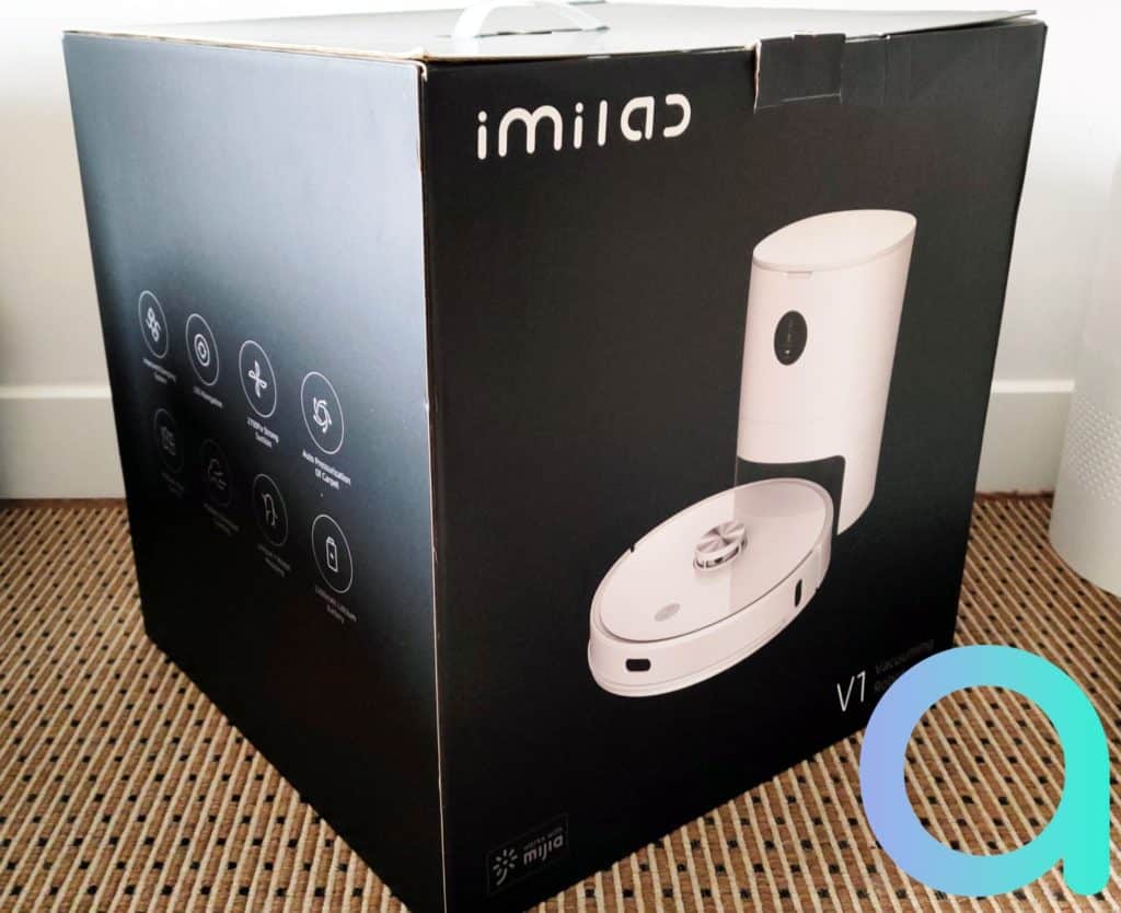 L'aspirateur Imilab V1 est livré dans un gros carton sombre contrastant avec le blanc du robot aspirateur et de sa station de collecte des poussières