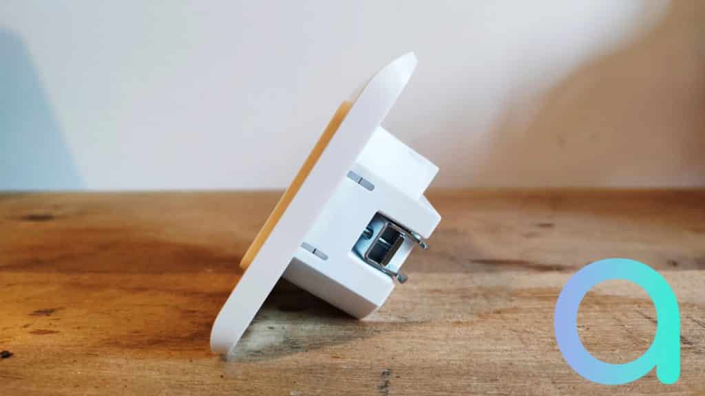De profil l'interrupteur connecté Dio Rev-Light ne fait que 3.7 cm de profondeur