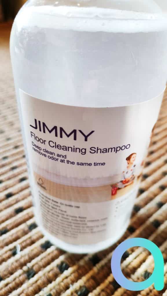 La marque forunit un nettoyant sol de 500 ml e avec son balai laveur Jimmy HW8 Pro
