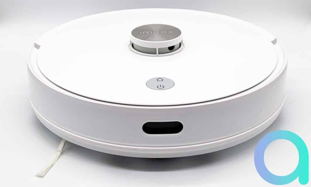 Tout de blanc vêtu l'aspirateur robot Imilab V1 affiche une touche de gris avec son télémètre laser et le bouton multifonction