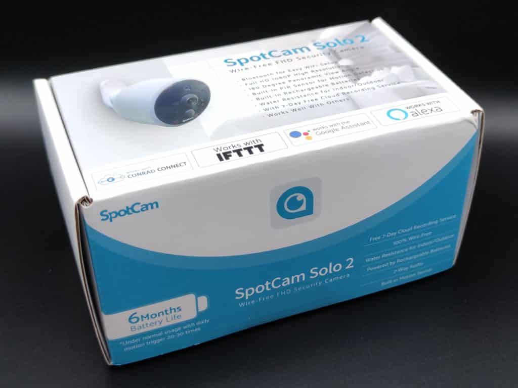 Le coffret contenant la SpotCam Solo 2 est au couleur de la marque : blanc et bleu