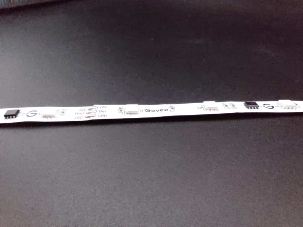 Les LED du ruban Govee H6144 reposent sur une largeur de bande d'un centimètre.