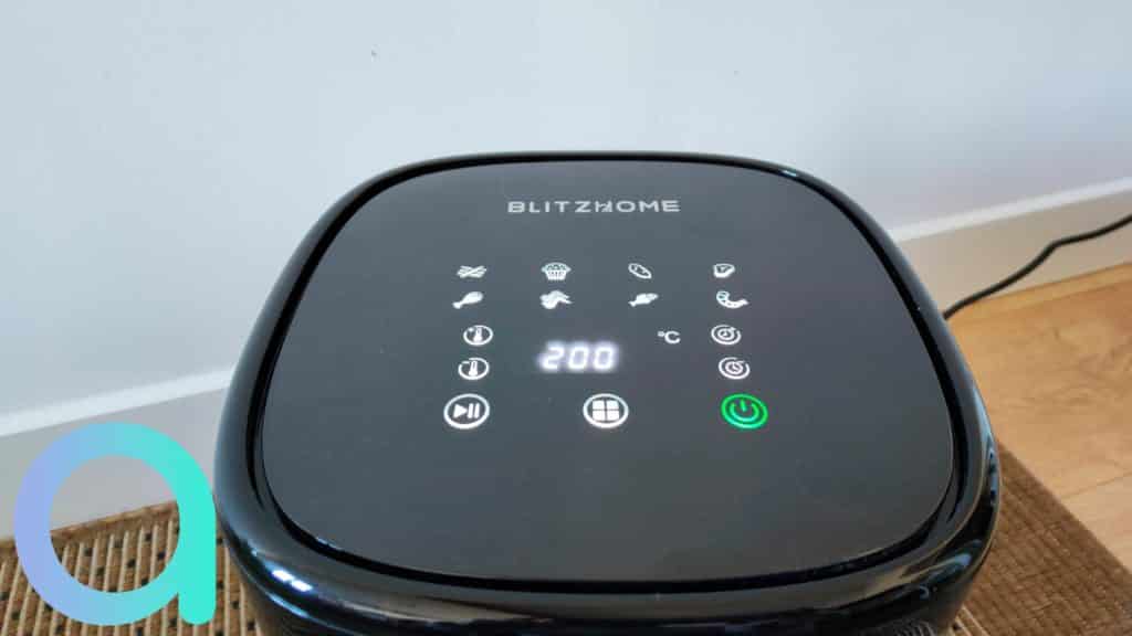 Le panneau de controle de la friteuse Air Fryer de BlitzHome propose 8 modes de pré réglages