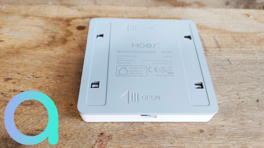 L'arrière de l'interrupteur ZigBee MOES ESW-OZAA-EU se déclipse pou y loger la pile