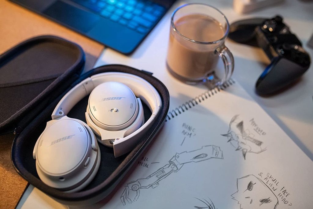 Le Bose QC45 dans son étui de transport